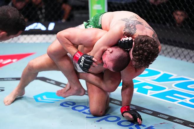 살킬드가 감롯에게 리어네이키드 초크를 거는 모습. 사진=UFC