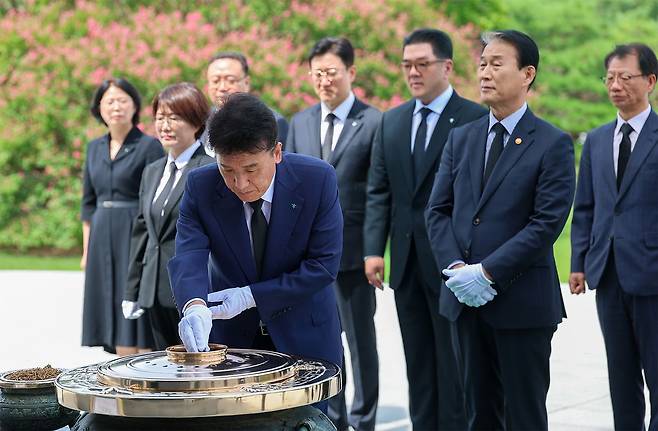 함영주 하나금융지주 회장은 지난 10일 서울 동작구 국립서울현충원 내 현충탑을 참배했다. 이날 하나금융은 국가보훈부와 업무협약(MOU)을 맺고, 국가유공자 묘비 2000여기에 대한 정비 사업 계획을 밝혔다. 사진 하나금융지주