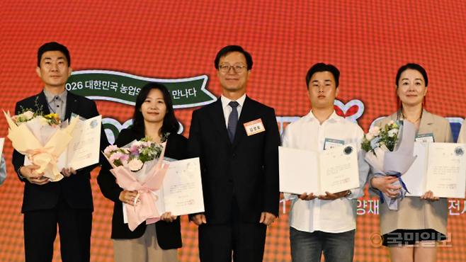 유경남(왼쪽 두 번째) 에딧미 대표가 지난 6월 서울 aT센터에서 열린 '2026 국민팜엑스포 K-스타트업 공모전'에서 혁신상을 수상한 뒤 기념촬영을 하고 있다.