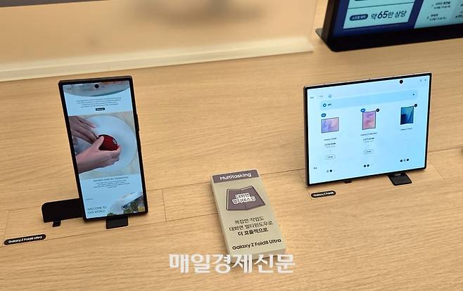 삼성전자가 새롭게 선보인 ‘갤럭시Z 폴드8 울트라’(왼쪽)과 ‘갤럭시Z 폴드8’(오른쪽)이 삼성스토어 대치점에 진열된 모습. [이상현 기자]