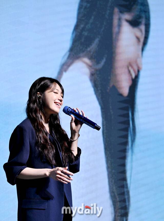 가수 정은지가 6일 오후 서울 삼성동 슈피겐홀에서 진행된 다섯 번째 미니앨범 ‘썸머, 아이(Summer, I)’ 발매 기념 기자간담회에서 열창하고 있다. / 송일섭 기자(andlyu@mydaily.co.kr)