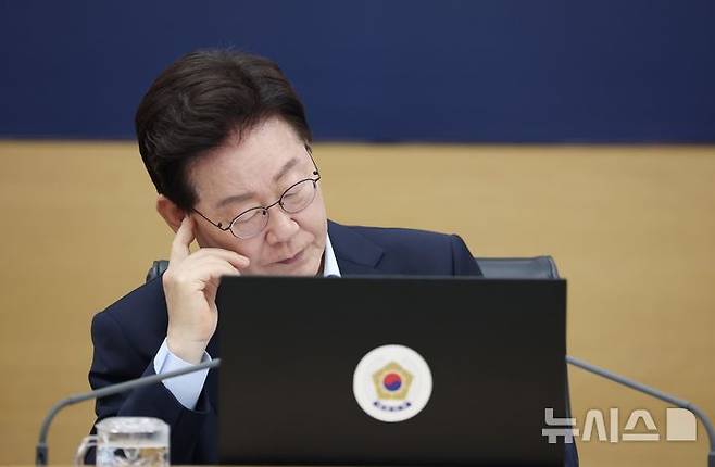 [세종=뉴시스] 조성봉 기자 = 이재명 대통령이 11일 정부세종청사에서 열린 국무회의에서 잠시 생각에 잠겨 있는 모습. (청와대통신사진기자단) 2026.08.11. suncho21@newsis.com