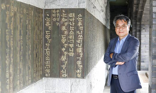 김태헌 대한출판문화협회 회장이 지난 7월 23일 서울 종로구 대한출판문화협회 회관에서 세계일보와 인터뷰하고 있다. 김 회장은 “독서는 한 개인의 교양을 넘어 국가의 사고력과 창의력, 지식 경쟁력을 떠받치는 핵심 인프라”라며 “AI 시대에 출판이 단순한 종이책 산업에 머물러서는 안 된다. 전자책과 오디오북을 비롯해 영화·드라마, 웹툰, 게임, AI 학습데이터 등으로 확장되는 ‘텍스트 기반 IP 산업’으로 진화해야 한다”고 강조했다. 유희태 기자
