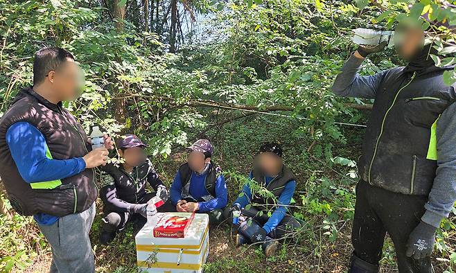 폭염중대경보가 내려진 지난 7일 강원 홍천군 화촌면 한 단호박 농가에서 외국인 계절근로자들이 뜨거운 햇볕을 피해 얼음물을 마시며 휴식을 취하고 있다. 홍천=배상철 기자