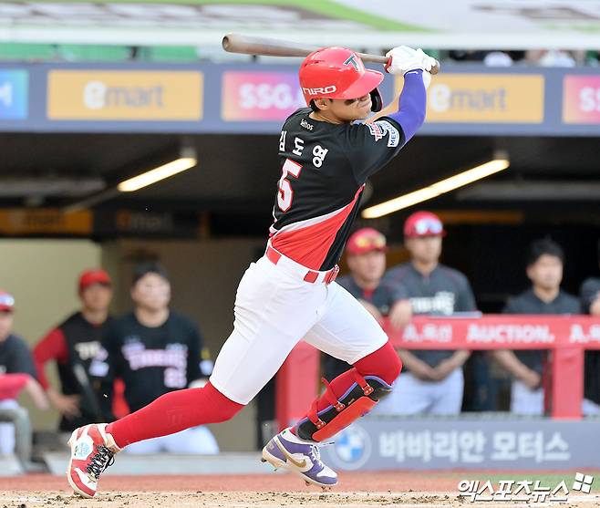 18일 오후 인천SSG랜더스필드에서 열린 '2026 신한 SOL Bank KBO리그' KIA 타이거즈와 SSG 랜더스의 경기, 3회초 무사 2,3루 KIA 김도영이 타격을 하고 있다. 엑스포츠뉴스 DB