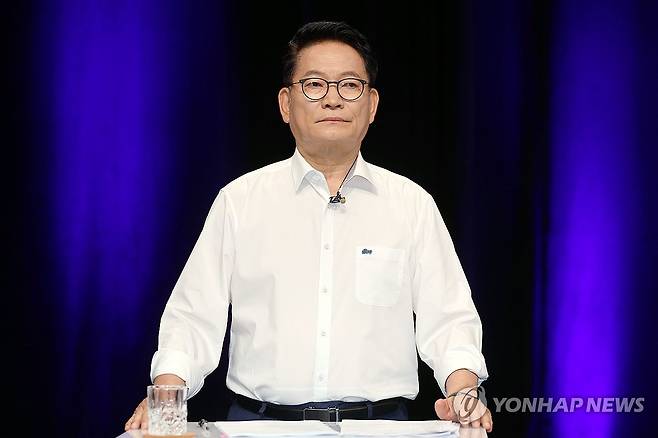 KBC 토론회 앞둔 송영길 당 대표 후보 (전남광주=연합뉴스) 민현기 기자 = 더불어민주당 송영길 당 대표 후보가 10일 오후 전남광주 서구 KBC에서 열린 TV 토론회를 앞두고 준비하고 있다. 2026.8.10 mhk0226@yna.co.kr
