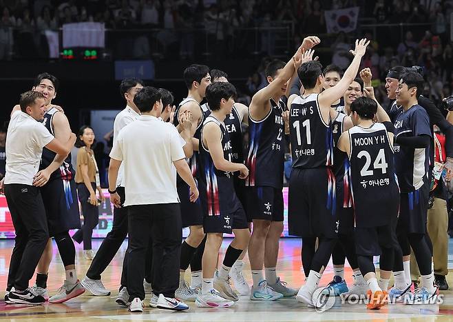 한국농구 마줄스호 첫 승 (고양=연합뉴스) 김병만 기자 = 6일 고양 소노아레나에서 열린 2027 FIBA 월드컵 아시아 예선 1라운드 최종 6차전 한국-일본전에서 승리한 니콜라이스 마줄스 감독과 한국팀이 환호하고 있다. 2026.7.6 kimb01@yna.co.kr