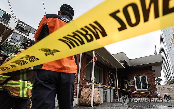 '방화 추정' 통제된 아파트 관리사무소 [연합뉴스 자료사진]