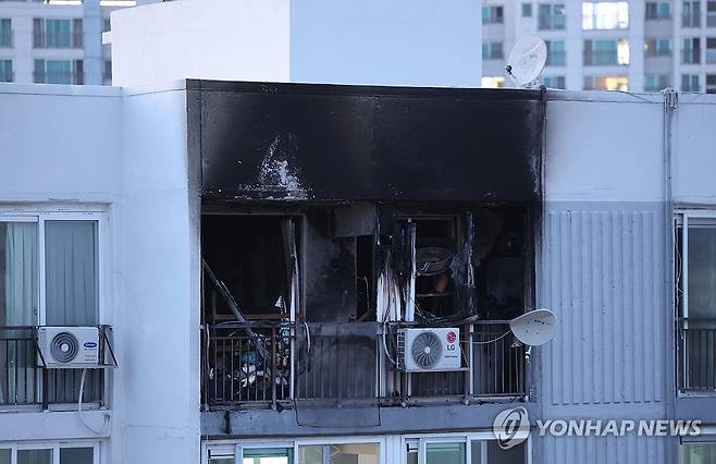 서울 가양동 아파트 화재 2명 사망 (영종도=연합뉴스) 서명곤 기자 = 11일 오후 4시 55분께 서울 강서구 가양동 아파트 15층 한 세대에서 불이나 2명이 숨지고 1명이 다쳤다.  
    아파트 화단에서 발견된 사망자 2명은 불이 시작된 세대에 거주하던 주민들이며, 추락한 것으로 추정됐다.
    사진은 이날 화재 현장 모습. 2026.8.11 seephoto@yna.co.kr