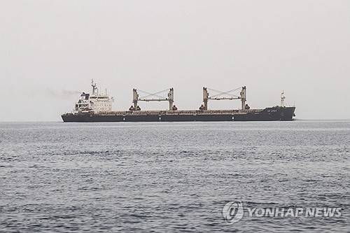 예멘 하니시섬 인근 홍해를 통과하는 상선. 기사 내용과 직접 관련 없음 [AFP 연합뉴스. 재판매 및 DB 금지]