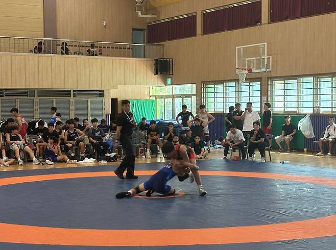 12일 수원시 장안구 수성중에서 열린 2026 경기도교육감배 레슬링대회에서 선수들이 치열한 승부를 펼치고 있다.