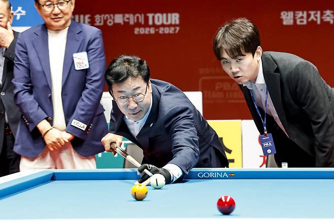 정명근 화성특례시장이 12일 PBA 팀리그 화성특례시 TOUR 2026-2027 2라운드 개막식에서 기념 시타를 하고 있다.<화성특례시 제공>
