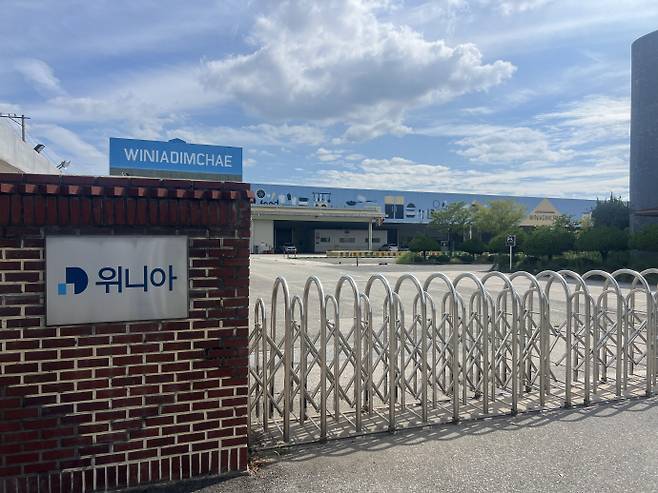 위니아 광주공장 정문 너머로 생산동이 보이고 있다. H산업의 인수가 완료되면 오는 9월 딤채 생산을 재개할 예정이었지만 잔금 미납과 인수 포기 의사 전달로 재가동 계획이 멈춘 상태다. /박건우 기자