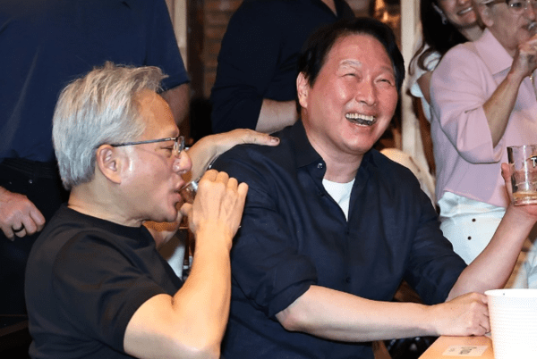 젠슨 황 엔비디아 최고경영자(CEO)와 최태원 SK 회장이 7일 서울 강남구 깐부치킨 삼성점에서 치맥 회동을 하고 있다. [출처=연합]