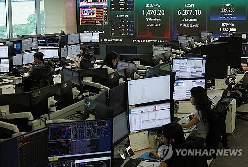 서울 중구 하나은행 본점 딜링룸 전광판에 보이는 코스피와 삼성전자, SK하이닉스 주가[출처: 연합뉴스 자료사진]