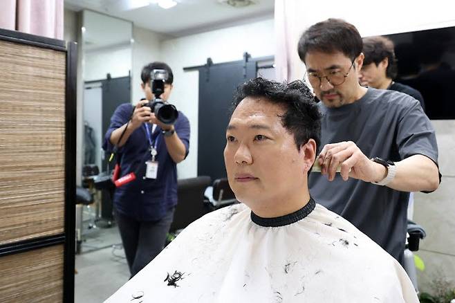 논산훈련소 입소 앞두고 두발 정리하는 천하람 원내대표(사진=연합뉴스)