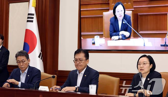 한성숙 국무총리가 지난 6일 오전 서울 종로구 세종대로 정부서울청사에서 열린 국가정책조정회의에서 모두 발언을 하고 있다. ⓒ 뉴스1 김명섭 기자