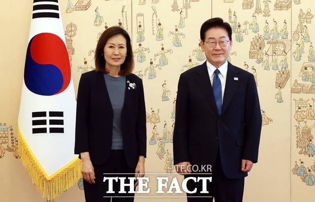 이재명 대통령이 12일 청와대에서 미셸 스틸 주한미국대사에게 신임장을 받고 기념촬영을 하고 있다. /뉴시스