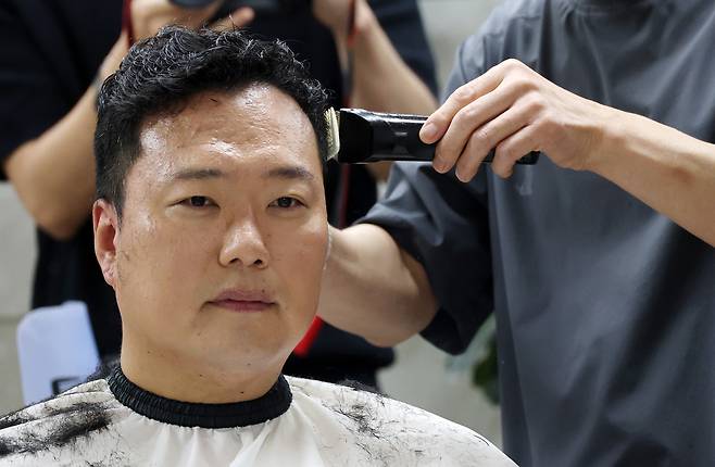 신병 훈련을 받기 위해 2박 3일 일정으로 육군 논산훈련소에 입소하는 개혁신당 천하람 원내대표가 12일 국회 미용실에서 두발을 정리하고 있다. 연합뉴스