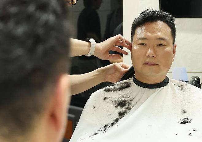 천하람 개혁신당 원내대표가 12일 여의도 국회 미용실에서 머리를 자르고 있다. 국회 국방위원회 소속인 천 원내대표는 이날 2박3일 일정으로 충남 논산 육군 27신병교육연대에 입소해 현역 국회의원 처음으로 훈련병 신분으로 신병교육을 받는다. ⓒ뉴시스