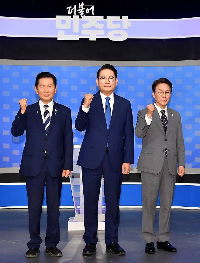 더불어민주당 정청래(왼쪽부터)·송영길·김민석 당 대표 후보가 12일 서울 양천구 SBS 목동 스튜디오에서 열린 TV 토론회에 참석해 기념 촬영하고 있다. 연합뉴스