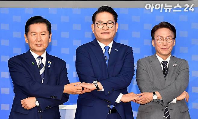 정청래(왼쪽부터)·송영길·김민석 더불어민주당 당대표 후보가 12일 서울 목동 SBS에서 열린 당대표 후보자 토론회에 앞서 기념촬영을 하고 있다. [사진=곽영래 기자]