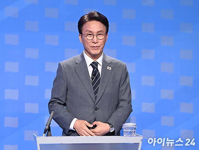 김민석 더불어민주당 당대표 후보가 12일 서울 목동 SBS에서 열린 당대표 후보자 토론회를 준비하고 있다. [사진=곽영래 기자]