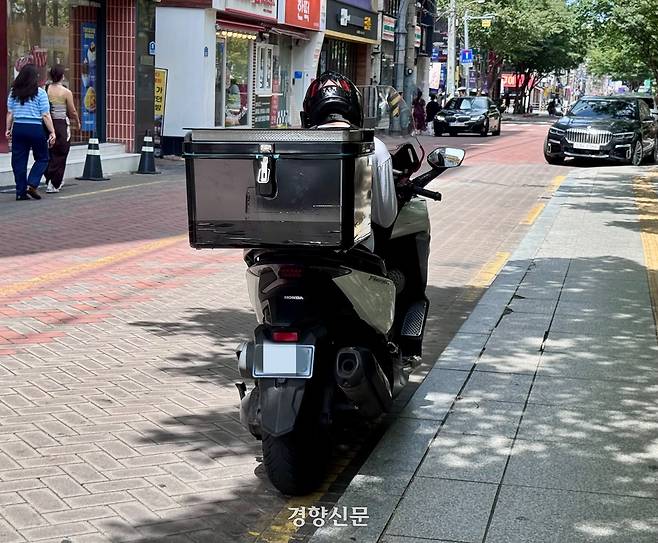 대구 중구 동성로 한 도로변에서 11일 한 배달라이더가 호출을 기다리며 휴식을 취하고 있다. 백경열 기자