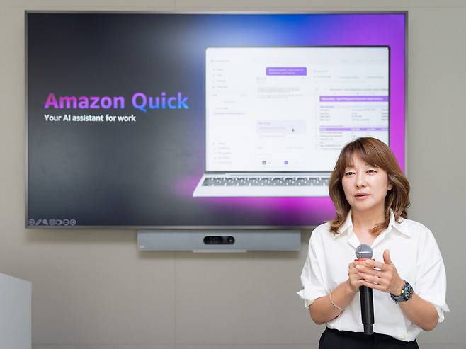 박혜영 AWS 코리아 수석 솔루션즈 아키텍트(SA)가 12일 서울 강남구 AWS코리아 사옥에서 기자들에게 ‘아마존 퀵‘에 대해 설명하고 있다. 아마존웹서비스(AWS) 제공