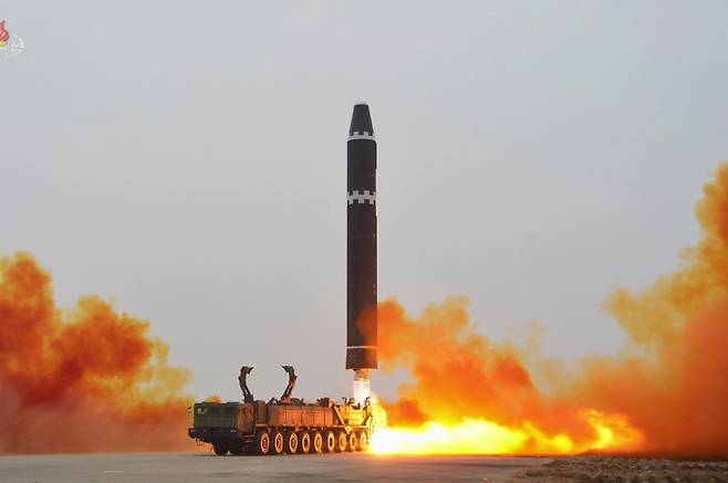 북한이 2023년 2월 18일 오후 대륙간탄도미사일(ICBM) '화성15형'을 고각발사하는 장면. 조선중앙TV 화면. 연합뉴스