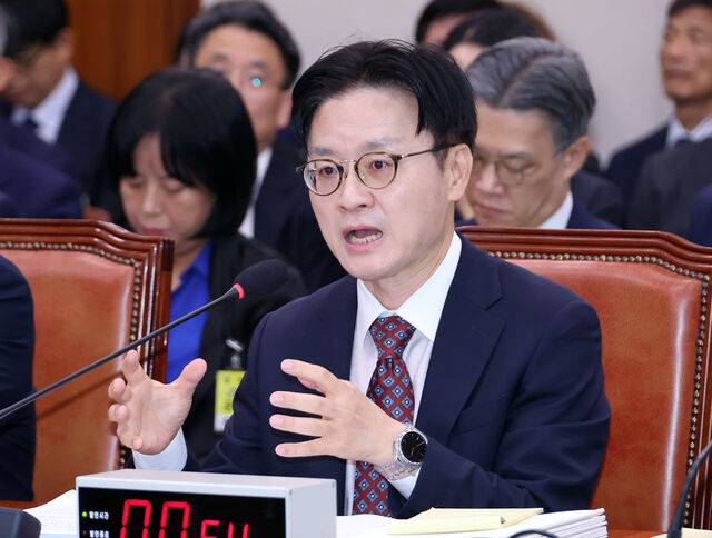김정관 산업통상부 장관이 12일 국회에서 열린 산업통상자원중소벤처기업위원회 1차 전체회의에서 위원들의 질문에 답하고 있다. 연합뉴스