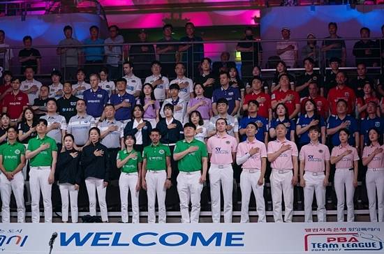 프로당구 PBA팀리그 2라운드 개막식에서 선수들이 국민의례를 하고 있다. (사진=PBA)