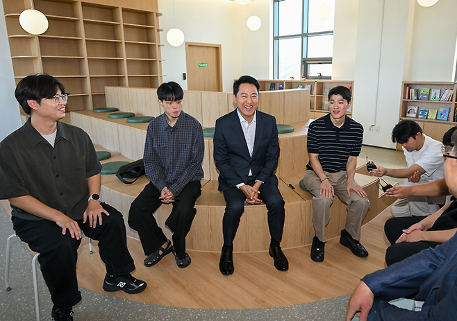 오세훈 서울시장이 12일 서울 구로구 개봉역 인근에 위치한 청년안심주택을 방문해 입주 청년들과 간담회를 하고 있다. [공동취재]
