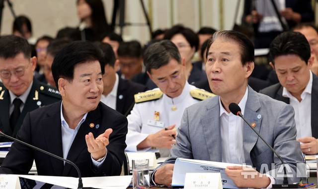 정동영(왼쪽) 통일부 장관과 권오을(오른쪽) 국가보훈부 장관이 지난 5일 청와대 영빈관에서 열린 외교부, 통일부, 국방부, 국가보훈부에 대한 부처 업무보고에서 대화를 하고 있다. 뉴시스 제공