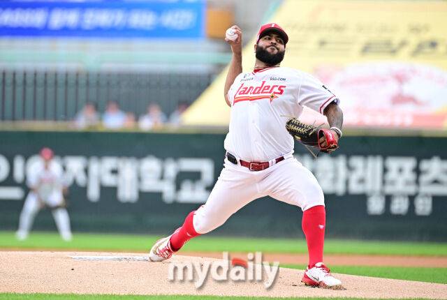 2026년 7월 28일 오후 인천 SSG랜더스파크에서 열린 '2026 신한 SOL KBO리그' 두산 베어스와 SSG 랜더스의 경기. SSG 선발투수 아빌라가 투구하고 있다./유진형 기자