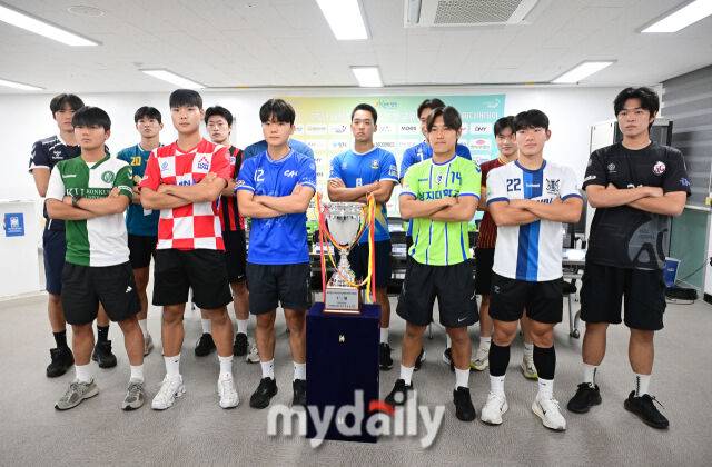 2026년 8월 12일 오후 경상남도 합천공설운동장 대회의실에서 '제21회 1.2학년 대학축구연맹전(한.일 교류전 선발)' 개막 미디어데이가 열렸다.각 팀 대표 선수들이 기념촬영을 하고 있다./합천공설운동장=유진형 기자