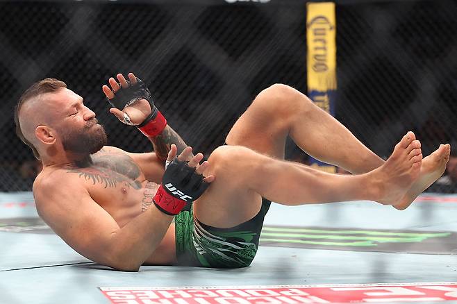 지난 7월 UFC 329에서 발차기 공격후 스스로 나동그라지는 코너 맥그리거. [게티이미지]
