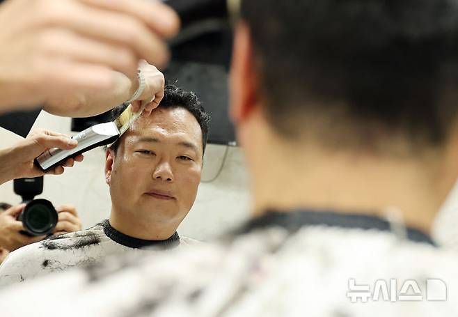 [서울=뉴시스] 최진석 기자 = 신병교육대 입소를 앞둔 천하람 개혁신당 원내대표가 12일 여의도 국회 미용실에서 머리를 자르고 있다.국회 국방위원회 소속인 천 원내대표는 이날 2박3일 일정으로 충남 논산 육군 27신병교육연대에 입소해 현역 국회의원 처음으로 훈련병 신분으로 신병교육을 받는다. 2026.08.12. myjs@newsis.com