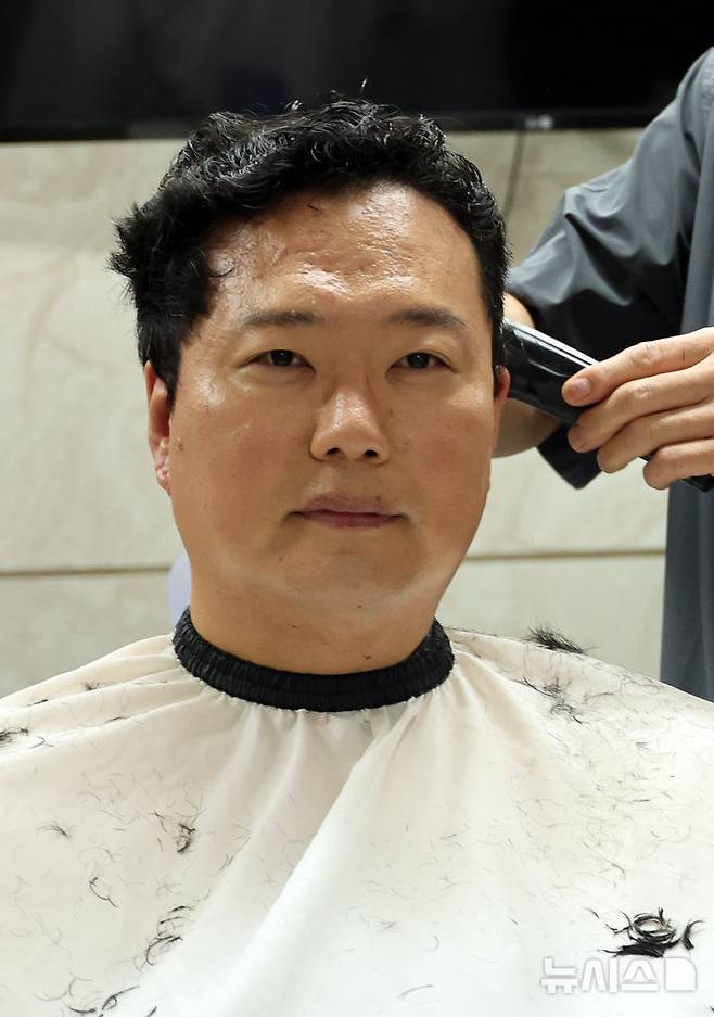[서울=뉴시스] 최진석 기자 = 신병교육대 입소를 앞둔 천하람 개혁신당 원내대표가 12일 여의도 국회 미용실에서 머리를 자르고 있다.국회 국방위원회 소속인 천 원내대표는 이날 2박3일 일정으로 충남 논산 육군 27신병교육연대에 입소해 현역 국회의원 처음으로 훈련병 신분으로 신병교육을 받는다. 2026.08.12. myjs@newsis.com