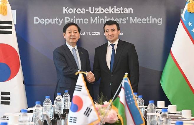 [서울=뉴시스] 구윤철 부총리 겸 재정경제부 장관이 11일 서울 중구 롯데호텔에서 잠시드 호자예프 우즈벡 부총리와 면담하기 앞서 악수하고 있다. (사진=재정경제부 제공) 2026.08.12. photo@newsis.com *재판매 및 DB 금지