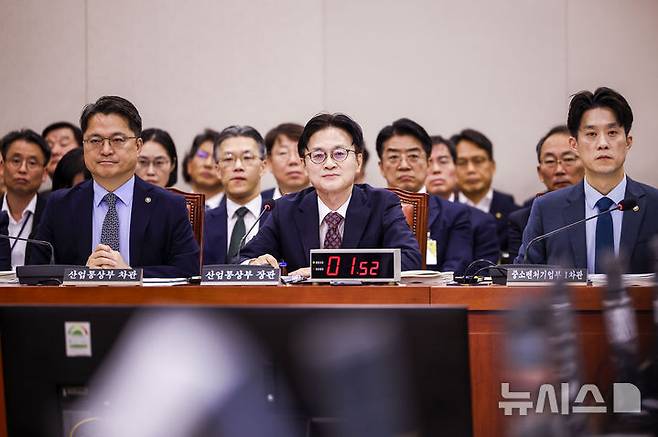 [서울=뉴시스] 정병혁 기자 = 김정관 산업통상부 장관이 12일 서울 여의도 국회에서 열린 산업통상자원중소벤처기업위원회 전체회의에 참석해 있다. 2026.08.12. jhope@newsis.com