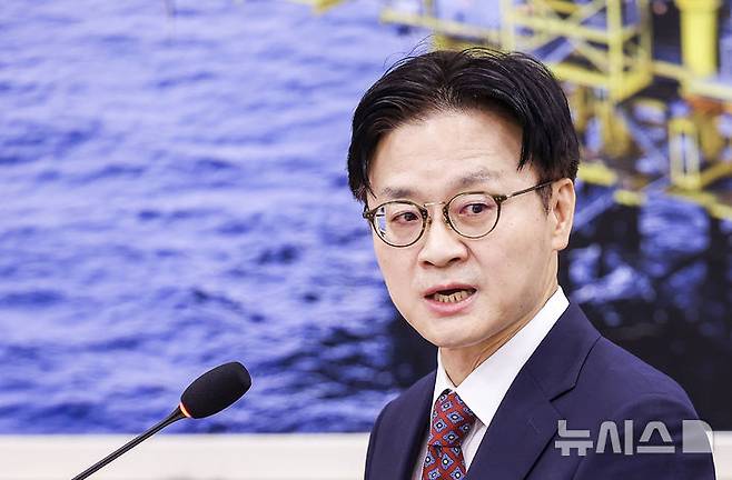 [서울=뉴시스] 정병혁 기자 = 김정관 산업통상부 장관이 12일 서울 여의도 국회에서 열린 산업통상자원중소벤처기업위원회 전체회의에서 업무보고를 하고 있다. 2026.08.12. jhope@newsis.com