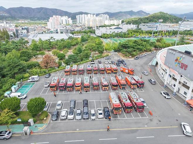 [창원=뉴시스]12일 국가소방동원령 발령으로 밀양종합운동장에 전국에서 온 소방차가 집결되어 있는 모습.(사진=경남도 제공) 2026.08.12.photo@newsis.com *재판매 및 DB 금지