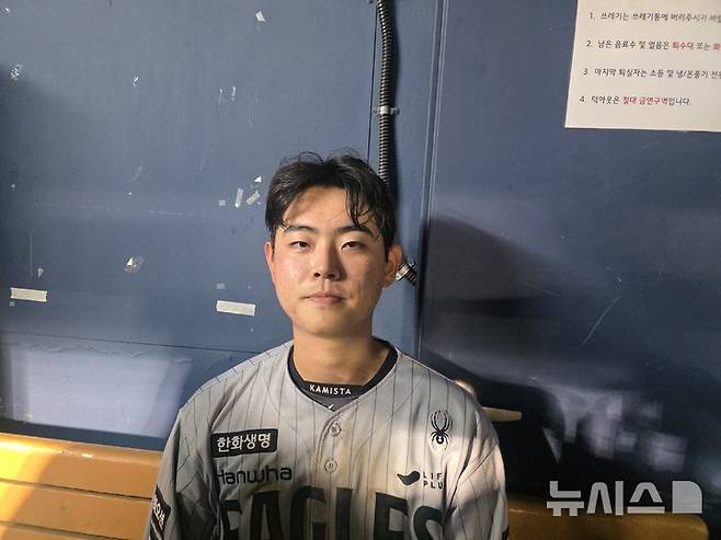 [서울=뉴시스] 김희준 기자 = 한화 이글스의 허인서가 12일 잠실구장에서 벌어진 두산 베어스와의 경기에서 연장 10회초 결승타를 터뜨려 팀의 4-3 승리를 이끈 뒤 취재진과 인터뷰를 하고 있다. 2026.08.12jinxijun@newsis.com