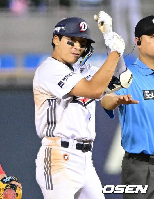 [OSEN=잠실, 조은정 기자]11일 서울 잠실야구장에서 2026 신한 SOL KBO리그 두산 베어스와 한화 이글스의 경기가 열렸다.이날 두산은 곽빈, 한화는 왕옌청을 선발로 내세웠다. 7회말 1사에서 두산 김대한이 2루타를 날린 뒤 세리머니를 하고 있다. 2026.08.11 /cej@osen.co.kr