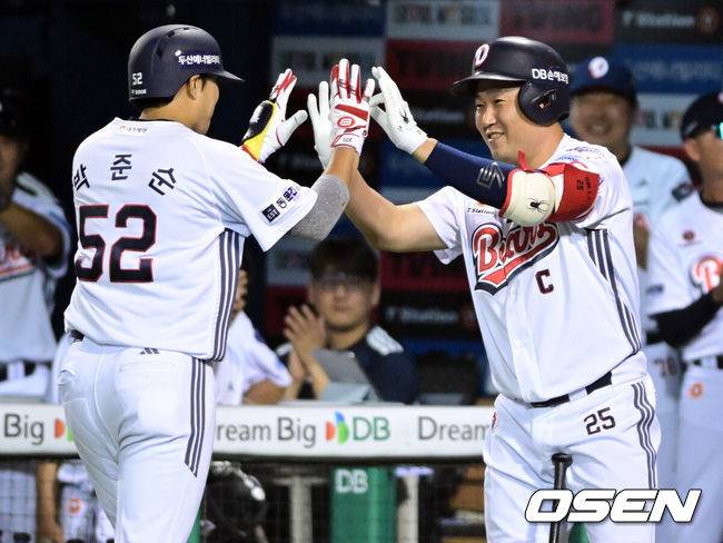[OSEN=잠실, 조은정 기자]11일 서울 잠실야구장에서 2026 신한 SOL KBO리그 두산 베어스와 한화 이글스의 경기가 열렸다.이날 두산은 곽빈, 한화는 왕옌청을 선발로 내세웠다. 7회말 1사 1,3루에서 두산 박준순이 다시 앞서가는 3점 홈런을 날린 뒤 양의지의 축하를 받고 있다. 2026.08.11 /cej@osen.co.kr