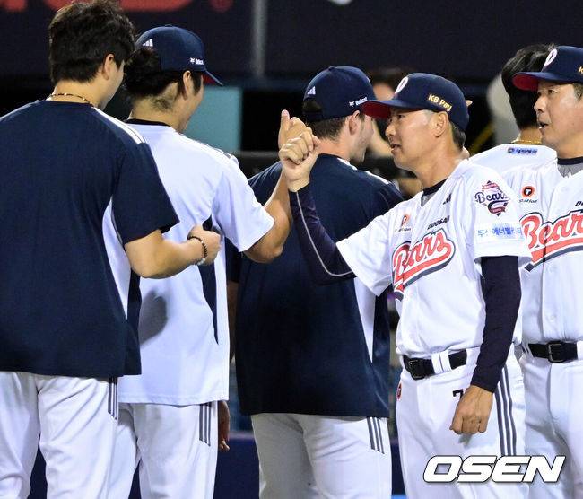 [OSEN=잠실, 조은정 기자]두산 베어스가 한화 이글스를 잡고 4연승에 성공했다.김원형 감독이 이끄는 두산은 11일 서울 잠실구장에서 열린 2026 신한 SOL KBO리그 한화와의 홈경기에서 6-3 승리를 거뒀다. 이날 승리로 4연승을 질주한 두산은 시즌 전적 53승45패4무를 만들었다. 반면 한화는 47승50패3무가 됐다.두산 곽빈이 김원형 감독과 승리를 기뻐하고 있다. 2026.08.11 /cej@osen.co.kr