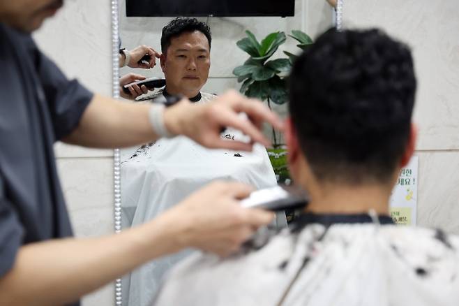 육군 훈련소 입소 위해 이발하는 천하람 원내대표 - 천하람 개혁신당 원내대표가 12일 오전 서울 여의도 국회 이발소에서 육군훈련소 입소를 위해 이발을 하고 있다. 천 원내대표는 군의 현장 상황을 알아보기위헤 신병 훈련을 자청, 이날부터 2박 3일간 논산훈련소에 입소한다. 2026.8.12 뉴스1