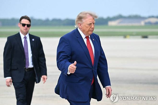 오하이오 방문길 오른 트럼프  11일(현지시간)트럼프 미국 대통령이 미국 메릴랜드주 조인트 베이스 앤드루스 공군기지서 전용기(에어포스원)에 탑승하기 위해 이동하며 엄지손가락을 들어 올리고 있다. 스파이어 아카데미(SPIRE Academy)서 열리는 패트리어트 게임스에 참석하기 위해 오하이오주 제네바로 이동 중이다.[AFP=연합뉴스. 재판매 및 DB 금지]
