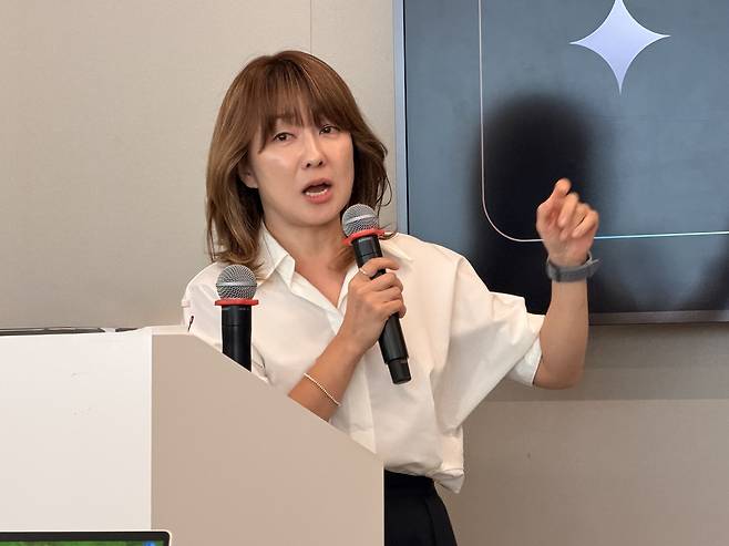 AWS "아마존 퀵으로 업무 효율화" (서울=연합뉴스) 권하영 기자 = 박혜영 아마존웹서비스(AWS) 수석 솔루션즈아키텍트가 12일 서울 강남구 본사에서 열린 기자간담회에서 발표하고 있다.